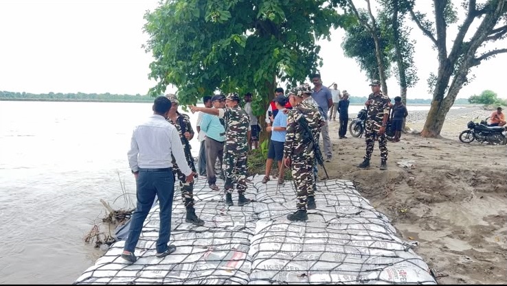 नेपालतर्फको दशगजा क्षेत्रमा भारतीयपक्षको अस्थायी बाँध, सुरक्षा निकायलाई जानकारी दिँदा पनि चासो नदिएको स्थानीयको गुनासो